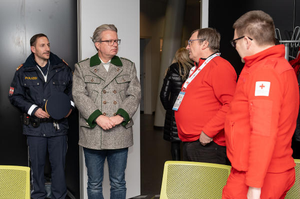 LH Christopher Drexler - hier im Gespräch mit Bezirkshauptmann Christian Sulzbacher - besuchte den behördlichen Einsatzstab © Land Steiermark