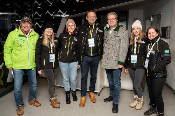 LH Christopher Drexler mit dem Planai-Bahnen-Team rund um Direktor Georg Bliem gemeinsam mit Hans Grogl © Land Steiermark