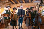 LH Christopher Drexler mit der Musikgruppe „Dampflgeiger“ © Land Steiermark LH Christopher Drexler mit der Musikgruppe „Dampflgeiger“