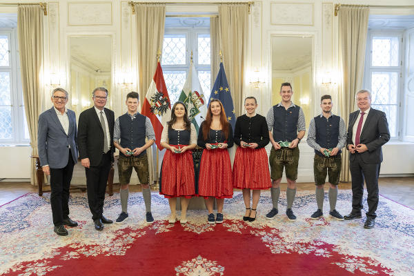 Die erfolgreichen steirischen Nachwuchsfachkräfte mit Landeshauptmann Christopher Drexler (2.v.l.), Landeshauptmann-Stellvertreter Anton Lang (r.) und WKO Steiermark-Präsident Josef Herk. © Land Steiermark/Binder; bei Quellenangabe honorarfrei