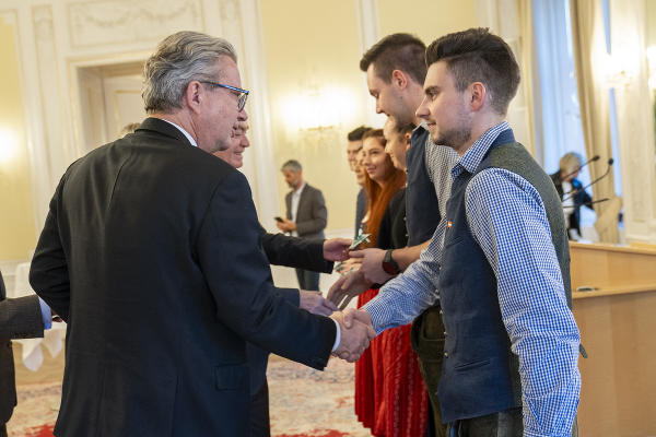LH Christopher Drexler gratulierte den erfolgreichen Teilnehmerinnen und Teilnehmern. © Land Steiermark/Binder; bei Quellenangabe honorarfrei