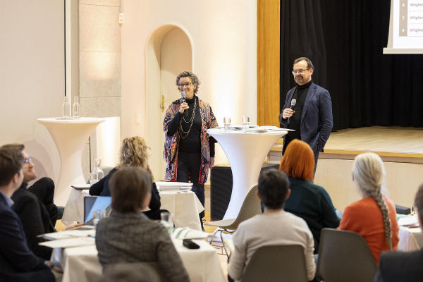 Werner Schrempf und Heidrun Primas führten durch den Abend © Foto: Nikola Milatovic, bei Quellenangabe honorafrei