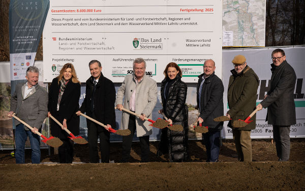 LH-Stv. Anton Lang (4.v.l.) und LR Simone Schmiedtbauer (5.v.l.) nahmen gemeinsam mit BM Norbert Tostschnig (3.v.l.) den Spatenstich zum Bau des Hochwasserschutzes Neudau vor. © Land Steiermark/Resch; bei Quellenangabe honorarfrei