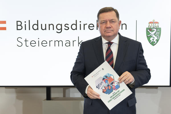 Landesrat Werner Amon stellte den neuen Leitfaden der Bildungsdirektion vor. © Land Steiermark/Robert Binder; Verwendung bei Quellenangabe honorarfrei