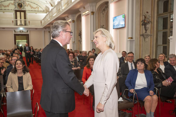 LH Drexler gratuliert Präsidentin Ennemoser zum 10-jährigen Jubiläum © Land Steiermark/Foto Fischer; bei Quellenangabe honorarfrei