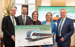 LH Christopher Drexler, Heinz Freunschlag, Barbara Kleinert, Ministerin Leonore Gewessler und LH-Stv. Anton Lang (v.l.) bei der Präsentation der neuen Verkehrsdiensteverträge im Weißen Saal der Grazer Burg. © Land Steiermark/Andreas Resch; Verwendung bei Quellenangabe honorarfrei