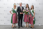 Landeshauptmann Christopher Drexler mit Blumenkönigin Elisa I. und den beiden Blumenprinzessinnen Laura und Anna-Sophie.