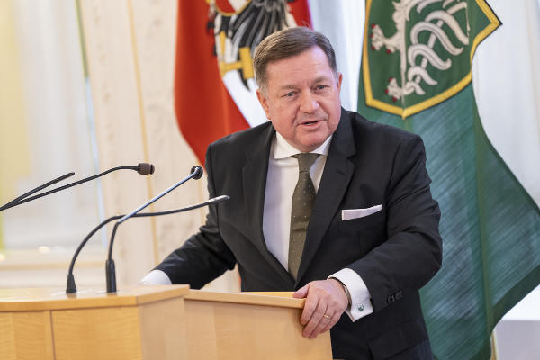 Landesrat Werner Amon gratulierte den Gewinnerinnen und Gewinnern des FairYoungStyria-Preises 2023 © Foto: Land Steiermark/Binder; Verwendung bei Quellenangabe honorafrei