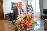 Landeshauptmann-Stellvertreter Anton Lang mit Blumenkönigin Verena I. 