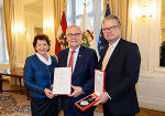 Ehrung im Weißen Saal der Grazer Burg: LH Christopher Drexler (r.) und LR Ursula Lackner (l.) gratulierten Landtagspräsident a.D. Franz Majcen (M.) zum Großen Silbernen Ehrenzeichen mit dem Stern für Verdienste um die Republik Österreich.