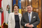 Die kosovarische Vizepremierministerin Donika Gërvalla Schwarz (l.) war zu Gast bei Landesrat Werner Amon (r.) im Grazer Landhaus.