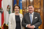 Die kosovarische Vizepremierministerin Donika Gërvalla Schwarz (l.) war zu Gast bei Landesrat Werner Amon (r.) im Grazer Landhaus. © Land Steiermark/Robert Binder; Verwendung bei Quellenangabe honorarfrei