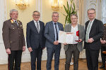 LH Christopher Drexler, LH-Stv. Anton Lang, WK-Präsident Josef Herk, Feuerwehrkommandant Reinhard Leichtfried (v.r.) überreichten Manfred Hohensinner (Frutura Obst & Gemüse) die Auszeichnung. © Land Steiermark/ Binder