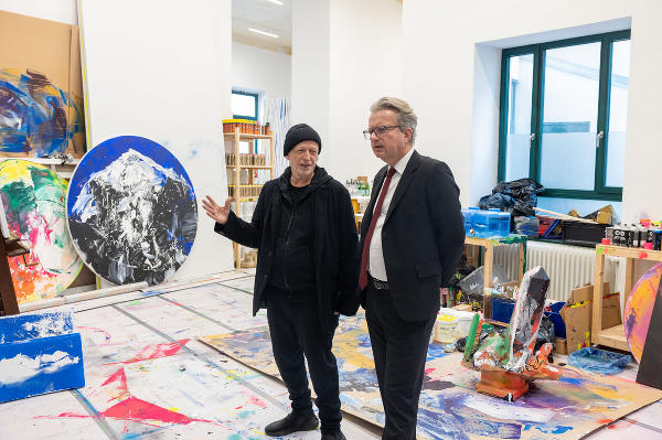 Im Zuge der Ehrenzeichenübergabe führte Herbert Brandl LH Christopher Drexler durch das Atelier in Wien. © Land Steiermark/Marcus Deak 
