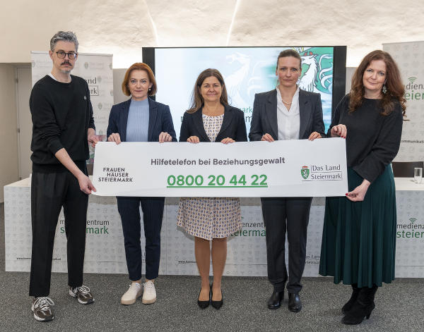 0800 20 44 22 Gratis-Hilfetelefon bei Beziehungsgewalt: Die Landesrätinnen Doris Kampus und Simone Schmiedtbauer präsentierten mit Michaela Gosch, Sarah Heinze und Michael M. Kurzmann weitere Maßnahmen zum Gewaltschutz. © Land Steiermark/Robert Binder; Verwendung bei Quellenangabe honorarfrei