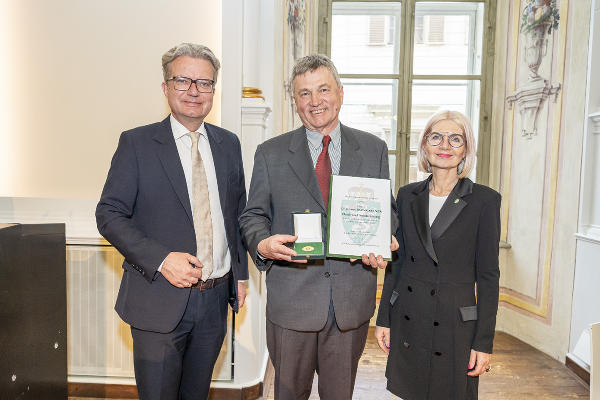 LH Christopher Drexler und 2. LT-Präs. Gabriele Kolar mit Johann Baumgartner. © Foto: Land Steiermark/Foto Fischer; bei Quellenangabe honorarfrei