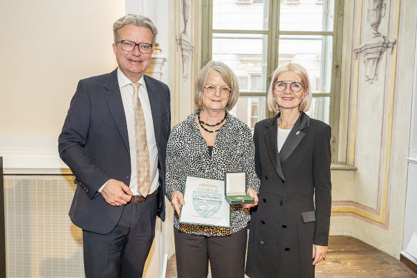 LH Christopher Drexler und 2. LT-Präs. Gabriele Kolar mit Gudrun Danzer.  © Foto: Land Steiermark/Foto Fischer; bei Quellenangabe honorarfrei
