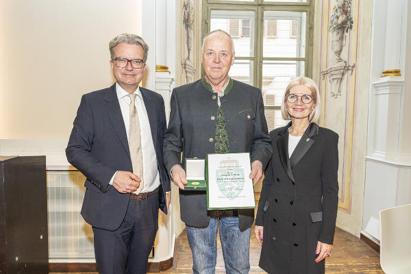 LH Christopher Drexler und 2. LT-Präs. Gabriele Kolar mit Martin Klauber. © Foto: Land Steiermark/Foto Fischer; bei Quellenangabe honorarfrei