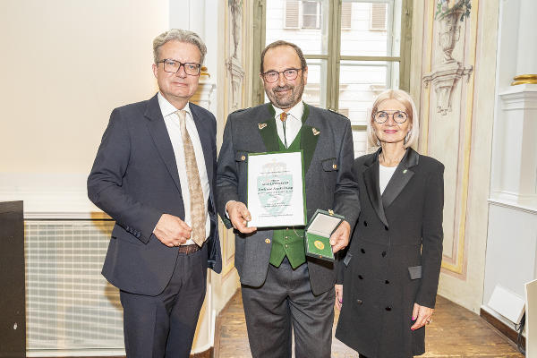 LH Christopher Drexler und 2. LT-Präs. Gabriele Kolar mit Alfred Lettmayer. © Foto: Land Steiermark/Foto Fischer; bei Quellenangabe honorarfrei