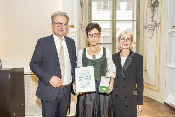 LH Christopher Drexler und 2. LT-Präs. Gabriele Kolar mit Michaela Lichtenegger. © Foto: Land Steiermark/Foto Fischer; bei Quellenangabe honorarfrei