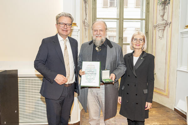 LH Christopher Drexler und 2. LT-Präs. Gabriele Kolar mit Bernd Moser. © Foto: Land Steiermark/Foto Fischer; bei Quellenangabe honorarfrei