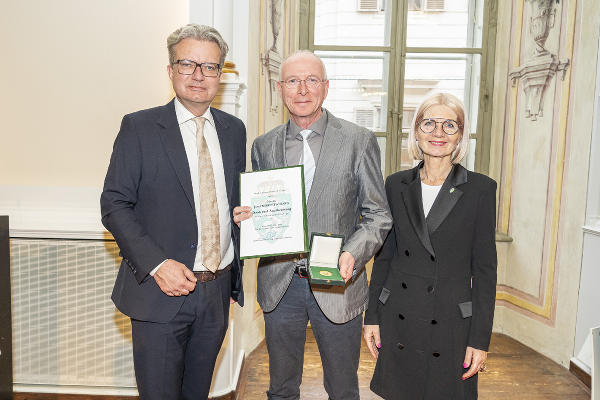 LH Christopher Drexler und 2. LT-Präs. Gabriele Kolar mit Josef Mostetschnig. © Foto: Land Steiermark/Foto Fischer; bei Quellenangabe honorarfrei