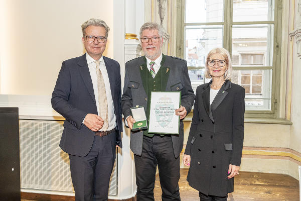 LH Christopher Drexler und 2. LT-Präs. Gabriele Kolar mit Reinhard Petritsch. © Foto: Land Steiermark/Foto Fischer; bei Quellenangabe honorarfrei