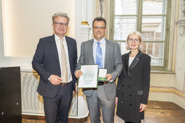 LH Christopher Drexler und 2. LT-Präs. Gabriele Kolar mit Erich Steiner. © Foto: Land Steiermark/Foto Fischer; bei Quellenangabe honorarfrei