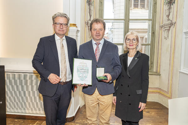 LH Christopher Drexler und 2. LT-Präs. Gabriele Kolar mit Hubert Weissenbacher. © Foto: Land Steiermark/Foto Fischer; bei Quellenangabe honorarfrei