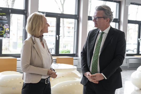 LH Christopher Drexler im Gespräch mit Berufsschuldirektorin Roswitha Krenn © Land Steiermark/Binder