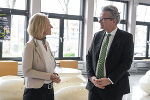 LH Christopher Drexler im Gespräch mit Berufsschuldirektorin Roswitha Krenn © Land Steiermark/Binder LH Christopher Drexler im Gespräch mit Berufsschuldirektorin Roswitha Krenn