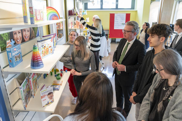 LH Christopher Drexler mit Schülerinnen und Schülern beim Rundgang durch die Ausbildungsstätte © Land Steiermark/Binder