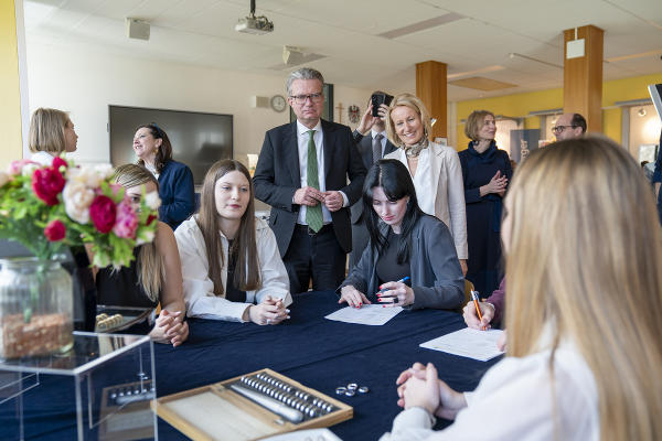 LH Christopher Drexler und Direktorin  Roswitha Krenn mit Schülerinnen und Schülern beim Rundgang durch die Ausbildungsstätte © Land Steiermark/Binder