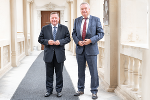 LR Werner Amon und LH-Stv. Anton Lang laden ein, am Malwettbewerb teilzunehmen. © Land Steiermark/bei Quellenangabe honorarfrei LR Werner Amon und LH-Stv. Anton Lang laden ein, am Malwettbewerb teilzunehmen.