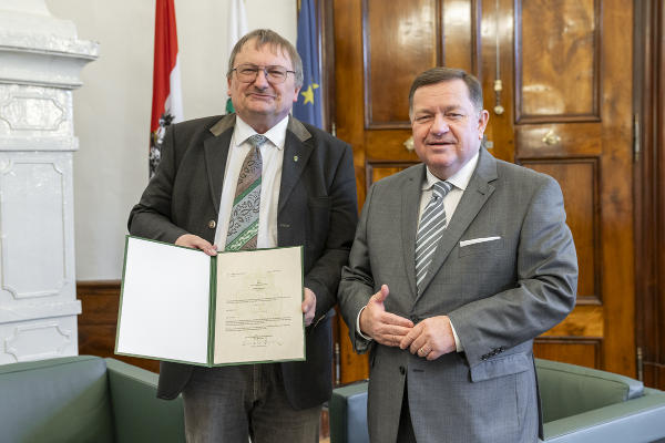 Personallandesrat Werner Amon überreichte das Pensions-Dekret an den scheidenden Bezirkshauptmann von Liezen Christian Sulzbacher. © Land Steiermark/ Binder