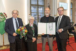 Gerald Schöpfer, Dorothea Jaufer und LH Christopher Drexler überreichten dem international renommierten steirischen Künstler Erwin Wurm (2.v.r.) den Großen Josef Krainer-Preis.