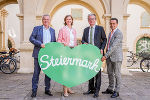 LH-Stv. Anton Lang, LR Barbara Eibinger-Miedl, LH Christopher Drexler und STED-Leiter Franz Zenz präsentieren eine der Tafeln mit dem neuen Steiermark-Herz im Landhaushof.