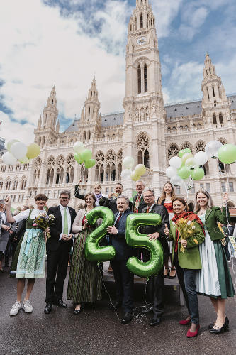 Eröffnung des 25. Steiermark-Frühlings am Wiener Rathausplatz, erste Reihe von links: Astrid Steharnig-Staudinger (ÖW-Chefin), BM Martin Polaschek, LR Barbara Eibinger-Miedl, LH und Bürgermeister Michael Ludwig, LH Christopher Drexler, StS Susanne Kraus-Winkler, Weinhoheit Sophie; zweite Reihe von links: Narzissenkönigin Michaela, Michael Feiertag (GF Steiermark Tourismus und Standortmarketing/STG), LH-Stv. Anton Lang, Blumenkönigin Verena © STG/Michaela Lorber; Verwendung bei Quellenangabe honorarfrei