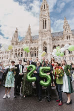 Eröffnung des 25. Steiermark-Frühlings am Wiener Rathausplatz, erste Reihe von links: Astrid Steharnig-Staudinger (ÖW-Chefin), BM Martin Polaschek, LR Barbara Eibinger-Miedl, LH und Bürgermeister Michael Ludwig, LH Christopher Drexler, StS Susanne Kraus-Winkler, Weinhoheit Sophie; zweite Reihe von links: Narzissenkönigin Michaela, Michael Feiertag (GF Steiermark Tourismus und Standortmarketing/STG), LH-Stv. Anton Lang, Blumenkönigin Verena