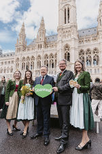 Eröffnung des 25. Steiermark-Frühlings am Wiener Rathausplatz: Weinhoheiten Sophie und Marlene, LH und Bürgermeister Michael Ludwig, LH Christopher Drexler und Narzissenhoheit Michaela