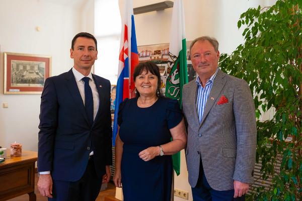 Landtagspräsidentin Manuela Khom (M.) mit Botschafter Jozef Polakovič (l.) und Honorarkonsul Fritz Sperl  © Land Steiermark