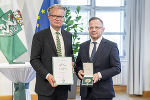 Landeshauptmann Christopher Drexler überreichte dem Präsidenten der Jüdischen Gemeinde in Graz Kultusrat Elie Rosen das Große Ehrenzeichen des Landes Steiermark. © Land Steiermark/Binder; bei Quellenangabe honorarfrei