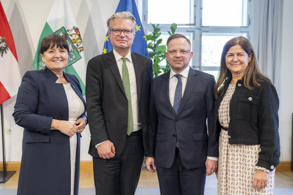 Ehrenzeichen-Überreichung in der Grazer Burg: LT-Präs. Manuela Khom, LH Christopher Drexler, Elie Rosen und LR Doris Kampus (v.l.) © Land Steiermark/Binder; bei Quellenangabe honorarfrei