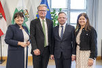 Ehrenzeichen-Überreichung in der Grazer Burg: LT-Präs. Manuela Khom, LH Christopher Drexler, Elie Rosen und LR Doris Kampus (v.l.)