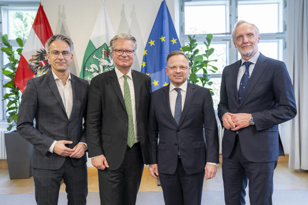 StR Kurt Hohensinner, LH Christopher Drexler, Elie Rosen und StR Günter Riegler (v.l.) © Land Steiermark/Binder; bei Quellenangabe honorarfrei