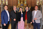 Im Mausoleum von Schloss Schenna gedachten die Landeshauptleute von Südtirol, Arno Kompatscher, und der Steiermark, Christopher Drexler, sowie eine Delegation des Universalmuseums Joanneum und der Gemeinde Stainz gemeinsam des großen Vordenkers und Pioniers Erzherzog Johann: Dir. Marko Mele, Landeshauptmann Christopher Drexler, Angelika Meran, Franz Meran, Dir. Josef Schrammel (v.l.)