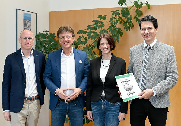 Bezirkshauptmann Markus Kraxner präsentierte gemeinsam mit Bärbel Sandriesser (Leiterin Innerer Dienst), Harald Steinwender (Leiter Sicherheitsreferat), Günter Karisch (Leiter Forstfachreferat) die Leistungsbilanz für 2023 (v.r.) © Sarah Maßenbauer/BH Leoben; bei Quellenangabe honorarfrei