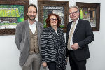 Laden zum Kunstgenuss in der Grazer Burg: Künstler Klaus Baumgartner, LAD Brigitte Scherz-Schaar und LH Christopher Drexler (v.l.) bei der Vernissage der Ausstellung „Freilicht“. © Land Steiermark/Robert Binder; Verwendung bei Quellenangabe honorarfrei