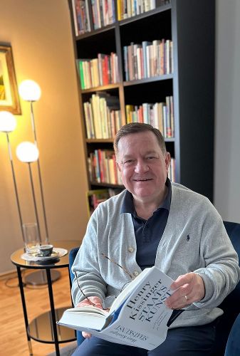 Landesrat Werner Amon mit seinem aktuellen Lieblingsbuch "Staatskunst" von Henry Kissinger.  © Privat