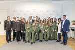 Landeshauptmann Christopher Drexler mit der Mädchen-Gruppe der Freiwilligen Feuerwehr Dirnbach sowie Vertretern der Feuerwehr und Nationalratsabgeordneter Agnes Totter und Bürgermeister Anton Edler. © Foto: Land Steiermark/Binder; bei Quellenangabe honorarfrei